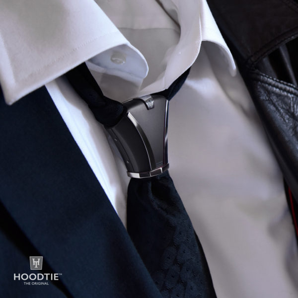 Luxueux bijou de cravate en titane noir, finitions polies pour un look rock chic