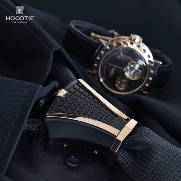 Inspiré des codes horlogers, l'accessoire de cravate Hoodtie level III est en titane guilloché, finitions or rose